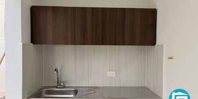 Cómodo apartestudio ubicado en los naranjos, cuenta con un àrea de 45mts, 1 habitacion, 1 closet, 1 baño, sala, cocina semi integral con red de gas.
Cerca de: rutas de trasporte y supermercados.