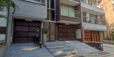 Agradable apartamento ubicado en el sector de belen la palma, en la calle 27, piso 4, tiene un área de 60 metros aproximadamente. El inmueble cuenta con: 2 alcobas, 2 baños cabinados, 2 closets, sala-comedor, cocina integral con red de gas, y piso en cerámica
Los datos de los inmuebles promocionados en la página web están sujetos a cambio y verificación de disponibilidad.