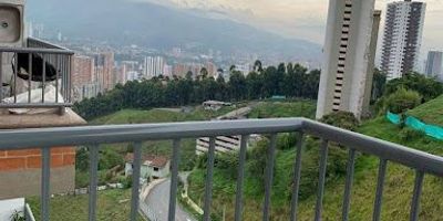 Sabaneta loma de san José, en unidad completa para la familia con piscina, gimnasio, cancha polideportiva. 3 alcobas familiares, 2 baños completos, cocina integral con barra auxiliar, además balcón con vista. Parqueadero y cuarto útil. Cómodos costos fijos y estrato 3. Transporte hasta la unidad que llega desde metro.  