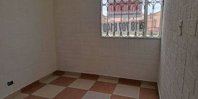 Se arrienda casa ubicada en conjunto residencial en el barrio Las Margaritas, el inmueble cuenta con un área aproximada de 80 mts distribuidos en tres niveles. En el primer nivel se encuentra la sala-comedor, la cocineta sin estufa ni muebles y patio de ropas. En el segundo nivel hay dos habitaciones y un baño con ducha eléctrica. En el tercer nivel se ubican otras dos habitaciones y un estudio. La casa cuenta con pisos en cerámica, cuatro alcobas, zona de ropas y no dispone de garaje, balcón, depósito ni chimenea. El conjunto residencial ofrece vigilancia 247, salón comunal, zona de niños y parqueadero comunal, la propiedad se encuentra en un sector estratégico, cerca de la Vía Guayacanes, la Calle 45 Sur y otros puntos de interés que facilitan la movilidad y el acceso a servicios.Canon mas amdon,  para más información comuníquese con la ejecutiva comercial lina ramos al celular 318 7078140y o correo lina.ramosinmobiliariasaliadas.com