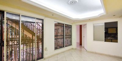 Te presentamos apartamento en el sector de calasanz parte baja, cuenta con un área aproximada de 85 mts² y todas las comodidades que buscas. Encontrarás una sala comedor amplia, tres alcobas, y tres closets que te brindarán el espacio necesario. Disfruta de una moderna cocina integral y la funcionalidad de dos baños completos con dos lavamanos. Adicionalmente, incluye un práctico patio, zona de ropas y balcón. Sus pisos son en cerámica.El valor comercial es de $ 3.100.000