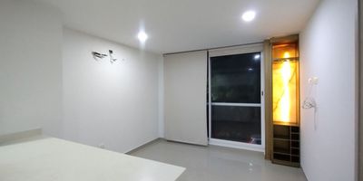 Apartamento en arriendo en Ciudad Jardín, ubicado en unidad cerrada cerca a centros comerciales, supermercados, rutas de transporte público, universidades. Cuenta con 1 habitación, 1 baño, pisos en porcelanato y cerámica, cocina integral con mesón en cuarzo, zona de ropas, planta eléctrica, piscina, gimnasio, salón comunal, parques infantiles, zonas verdes, vigilancia y portería 24 horas.