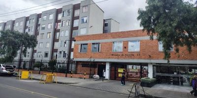 Se arrienda acogedor e iluminado apartamento ubicado en el barrio Villa Alsacia, con un área de 55 m², cuenta con sala-comedor, tres alcobas (dos con clóset), un baño, cocina integral con estufa y calentador a gas, zona de ropas independiente y pisos laminados en madera. Se entrega con cortinas tipo velo, el conjunto cuenta con parqueadero comunal y parqueadero para visitantes. El edificio ofrece vigilancia 24/7 y zona infantil, se encuentra en un sector residencial rodeado de zonas verdes, ubicado detrás del centro comercial El Edén, está rodeado de excelentes vías de acceso como la Calle 13, la Avenida Boyacá y la Avenida Guayacanes, lo que garantiza una movilidad ágil y cercanía a transporte, comercio y servicios. Una excelente opción para quienes buscan comodidad, buena ubicación y un ambiente tranquilo. Canon mas valor de admon, para más información comuníquese con la ejecutiva comercial piedad pineda al celular y whatsapp 3174316611 o al correo piedad.pineda@inmobiliariasaliadas.com

