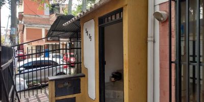 excelente casa esquinera en una grandiosa ubicación, con buenos espacios para parqueo de carro y motos, casa de dos niveles , en el primer nivel es sala comedor , cocina sin estufa , zona de lavado, baño completo , en el segundo nivel 3 habitaciones dos con closeth