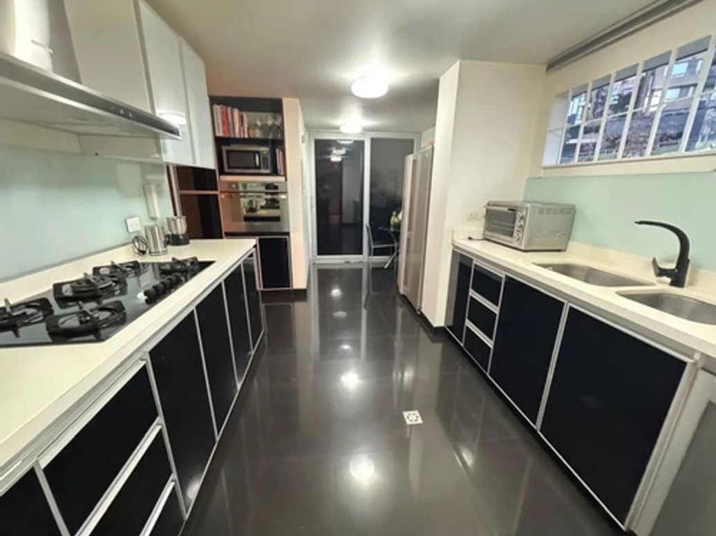 Apartamento de 3 alcobas en venta en El Refugio, Bogotá, 310 m² · foto 4 de 10