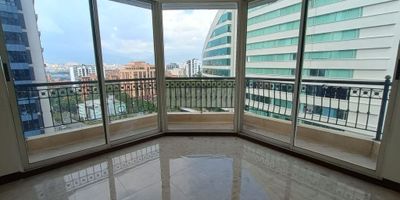 Descubre este elegante apartamento de 170 metros cuadrados en una zona residencial privilegiada, al frente del San Fernando Plaza, la avenida del Poblado, cerca a la milla de oro, cc Santa Fe, Carulla del. Poblado, cuenta con 3 habitaciones, 3 baños, sala-comedor, cocina integral y zona de ropas. Disfruta de la iluminación natural, balcón con vistas a las zonas verdes. Además, cuenta con Vestier, cuarto útil, ascensor, gimnasio y vigilancia privada 24/7. Ideal para familias, cerca de supermercados y transporte público. ¡Vive la experiencia de lujo y comodidad! Unidad cuenta con:Turco, Parque infantil, Gimnasio,  Contáctanos en JAIRO OCHOA PROPIEDAD RAIZ - 6044486003 - 318-858-9793 -      315-204-4529