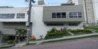 Apartamento de 2 habitaciones y 2 baños, listo para estrenar ubicado en el norte de la ciudad de ambiente fresco luz natural durante el día. Cuenta con cocina integral gabinetes superiores e inferiores, sala comedor, las divisiones de los baños son en vidrio templado, parqueadero comunal, área de labores, closet en habitaciones, vista exterior. EL Edificio ofrece piscina, 2 salón sociales, portería tipo lobby, zona de juego ´para los niños, canchas múltiples, amplias zonas verdes. Es cercano al CC Miramar, Buenavista 1y 2, plaza del parque, clínica porto azul, autopista al mar, corredor universitario y supermercado olímpica.