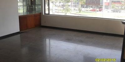 ÁREA CIENTO TREINTA Y TRES  MTS EXTERIOR  TRES ALCOBAS LA PRINCIPAL CON BAÑO PRIVADO TINA Y SAUNA PISOS LAMINADOS EN LAS ALCOBAS SALA COMEDOR PISOS EN MÁRMOL CHIMENEA ESTUDIO CON MUEBLE DE MADERA PARA BIBLIOTECA COCINA INTEGRAL A GAS  ZONA DE LAVANDERÍA CUARTO DE SERVICIO DOS GARAJES UN  DEPOSITO ASCENSOR, SALÓN COMUNAL.