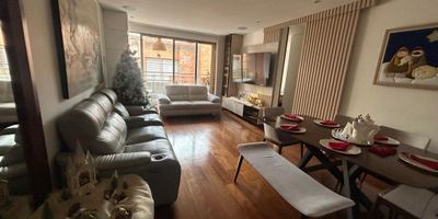 Este apartamento destaca por su diseño moderno y funcional, ofreciendo 2 habitaciones, incluida una principal con vestier y baño privado, además de 3 baños en total para mayor comodidad. Cuenta con 2 parqueaderos, depósito, una amplia sala-comedor y un balcón espacioso ideal para disfrutar de la vista y la luz natural. Su cocina tipo americana y la zona de lavandería independiente brindan practicidad en el día a día. Los pisos en madera maciza, las cortinas eléctricas y la vigilancia 24/7 complementan un espacio exclusivo, seguro y pensado para vivir con estilo y confort.