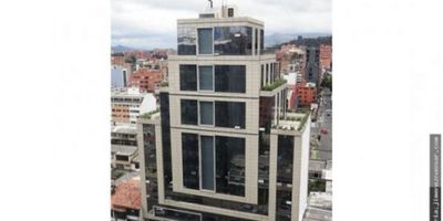 Oficina-consultorio en arriendo adaptado para servicios de salud
Se ofrece oficina de 103 m2, ubicada en el piso 10, con terraza perimetral y ventanales de piso a techo,que brindan iluminación natural y una excelente vista hacia los cerros orientales. Está a solo tres cuadras de la Fundación Santa Fé, en la mejor zona médica de la ciudad. Dispone de dos baños, cuenta con un diseño modular, incluye el permiso vigente de la Secretaría de Salud, lo que permite la operación inmediata de actividades médicas u odontológicas.
El edificio está destinado en su mayoría a servicios de salud, por lo que dispone de las adecuaciones de infraestructura pertinentes y un entorno profesional especializado. En caso de no requerir las adecuaciones para servicios de salud, estos se pueden remover y utilizar el espacios para otros fines.
