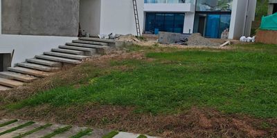 ¡Imagina despertar cada mañana en tu propio paraíso! Este lote en venta con estrato 6 es el lugar perfecto para construir la casa de tus sueños. Con una amplia área de , uso de suelo ideal para residencial, y linderos bien definidos, tendrás la privacidad que tanto deseas. Además, cuenta con todos los servicios públicos disponibles, lo que facilitará la construcción de tu nuevo hogar. pierdas la oportunidad de invertir en este increíble terreno y comienza a construir la vida que siempre has querido. ¡Contáctanos hoy mismo para más información!