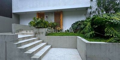 Casa comercial en Santa Teresita – Renta activa, ubicación estratégica y espacios versátiles
Ubicada en el tradicional barrio Santa Teresita, uno de los sectores más exclusivos y visitados del oeste de Cali, esta propiedad de 287 m² de lote y aproximadamente 500 m² construidos es una oportunidad ideal para inversionistas que buscan una renta consolidada y un activo con alto potencial comercial.
La casa cuenta con varios espacios actualmente arrendados:
Oficina en segundo piso (vista al patio): $1.715.000
Oficina en sótano: $1.780.000
Oficina en segundo piso (vista a la calle): $1.715.000
Arriendo a empleada: $1.509.620
Gastos operativos actuales:
Luz y agua $550.000, gas $10.000, jardinero $135.000, internet $135.000, aseo $100.000.
Adicionalmente, tres espacios quedarán disponibles para nuevo arriendo o reconversión:
Local destinado a yoga
Local comercial del almacén
Local de recepción
Estos espacios permiten ampliar la renta mensual o transformar la propiedad en un centro de bienesta