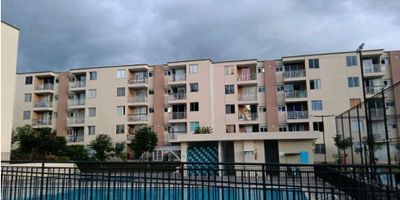 Te presentamos un excelente apartamento para alquiler en la hermosa ciudad de Colombia, ubicado en una zona privilegiada que te permitirá disfrutar de un entorno tranquilo y seguro. Con un área construida de 55.0 y área privada de 55.0, este inmueble es perfecto para aquellas personas que valoran la comodidad y el buen gusto en su hogar.El apartamento cuenta con 2 alcobas, ideales para una familia pequeña o para aquellos que buscan un espacio extra para sus hobbies o trabajo. Además, tiene un baño completo que te brindará la privacidad y confort que necesitas en tu día a día. Y no te preocupes por tu vehículo, ya que cuenta con 1 garaje exclusivo para ti.En su interior encontrarás todas las comodidades que necesitas para vivir cómodamente, como abastecimiento de agua, sistema de gas domiciliario, instalaciones eléctricas, y una moderna cocina integral equipada con horno y lavaplatos. Además, podrás disfrutar de un balcón privado con una hermosa vista y suelos de cerámica o mármol que le dan un toque de elegancia al apartamento.Pero eso no es todo, en sus áreas comunes podrás disfrutar de una piscina perfecta para refrescarte en los días de calor, salón comunal para reuniones o eventos, y una sala de usos múltiples que podrás adaptar según tus necesidades. Y para tu seguridad y tranquilidad, cuenta con portería y recepción las 24 horas del día, además de una urbanización cerrada con acceso pavimentado.La ubicación del apartamento también es un plus, ya que se encuentra cerca de un parque industrial, brindándote oportunidades laborales y de crecimiento. Además, podrás acceder fácilmente al transporte público, lo que te permitirá moverte por la ciudad sin preocupaciones. Y si tienes niños, podrán disfrutar de una zona infantil dentro de la urbanización.No esperes más para vivir en un lugar que lo tiene todo. ¡Contacta con nosotros y alquila este maravilloso apartamento hoy mismo! No te arrepentirás.