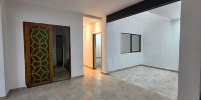 Vendemos espaciosa propiedad remodelada de 250mts. Primer piso con garaje. 
Ubicada al lado del centro Comercial Unicentro. Calle tranquila, frente a la UPB, 5 minutos caminando a la Carrera 70, 15 minutos caminando a estación Estadio y 15 minutos en carro al Parque del Poblado.
Lugar espacioso, perfecto para vivienda, negocio, oficina, call center, restaurante, hostal, etc
