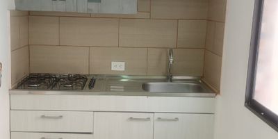Descubre este hermoso aparta estudio ubicado a dos cuadras del centro comercial los molinos y una cuadra del metro plus, universidad de Medellín, ideal para una persona sola, estudiantes, que trabaje este inmueble cuenta con una alcoba con closet, cocina con red de gas, zona de ropas, los servicios son prepago (tarjeta), es un segundo piso en belén las mercedes muy buenas rutas de transporte.
zona residencial muy tranquila. 
