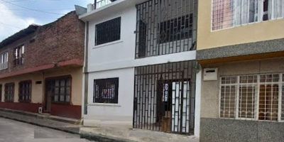 Naranjo ltda arrienda apartamento barrio Cristóbal Colón. Cra 33B No. 16-27. Cerca a centros comerciales, clínicas, estaciones del MIO, Cuenta con excelente distribucion ventilacion e iluminacion natural. Consta de 2 habitaciones, sala comedor, cocina con red de gas natural, zona de oficios, 1 baño, 1 patio y pisos en cerámica. Estrato 3. Servicios públicos independientes. Aprovecha esta oportunidad y agenda tu cita. 3169472528- 3175580093- 3157200137- 3157075676 -3167050331 - 6025584667.