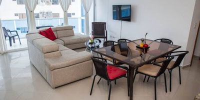 Espectacular apartamento, sala - comedor, cocina integral, balcón, zona recreativa, gimnasio, cafetería, salón comunal, mesa de ping pong  y piscina al aire libre, a pocos minutos del centro histórico de Cartagena.  Apartamentos disponibles en diferentes áreas y Precios .