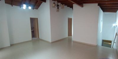 Casa de 110 m2, 4 alcobas, 2 baños, 3 clósets, sala, comedor, cocina integral, red de gas, zona de ropas, balcón  y piso en baldosa.Si deseas más información puedes escribir al WhatsApp 3113933203
