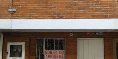 Casa arriendo suba, bien ubicada cerca a la cr 104, cll 141, con buenas vias de acceso y trasporte publico, en muy buen estado, casa de 2 niveles que consta de 1er nivel Sala comedor, cocina semi integral, baño de emergencia, zona de lavado y patio, 2do nivel 2os habitaciones con closet, 1 baño remodelado. haz tu estudio digital en minutos, arrienda con nosotros.