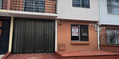 Se Vende o renca casa en urbanizacion santa clara, consta de: Garaje, sala Comedor, Cocina, Zona de ropas, Bano social, Patio interior , Alcoba con Bano completo, Segundo piso, 2 alcobas con closet , alcoba principal con closet y Bano completo, Balcon 
