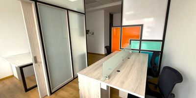 UN ESPACIO QUE IMPULSA TUS IDEAS Y REFLEJA TU ÉXITO. EXCLUSIVA OFICINA EN ARRIENDO UBICADA EN EL CHICÓ NORTE, UNO DE LOS SECTORES EMPRESARIALES MÁS PRESTIGIOSOS DE BOGOTÁ, CON UN ÁREA DE 40 M², QUE SE DESTACA POR SU DISEÑO FUNCIONAL, EXCELENTE ILUMINACIÓN NATURAL Y AMBIENTE CORPORATIVO. CUENTA CON BAÑO PRIVADO, COCINETA Y PARQUEADEROCUBIERTO.EL EDIFICIO DISPONE DE RECEPCIÓN, VIGILANCIA 24 HORAS Y ZONAS EJECUTIVAS, UBICADO EN UNA ZONA ESTRATÉGICA CON FÁCIL ACCESO A LA AV. CRA 7, CALLE 100 Y AUTOPISTA NORTE, CERCA DE RESTAURANTES, PARQUES Y CENTROS EMPRESARIALES.UNA OPORTUNIDAD IDEAL PARA EMPRESAS, PROFESIONALES O EMPRENDEDORES QUE BUSCAN PROYECTAR IMAGEN Y CRECER EN UN ENTORNO EXCLUSIVO. AGENDA TU VISITA HOY MISMO. ADRIANA BLANCO INMOBILIARIA.