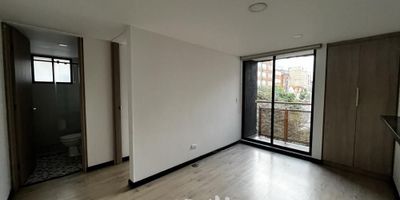 [ARR] ID HOUM: 158980

Entérate de todos los beneficios al arrendar con nosotros:
    • Asistencia e intermediación con el propietario
    • Firma tu contrato online
    • Arrienda sin burocracia, sin papeleos ni notarías

Departamento en arriendo, ubicado en el barrio Quesada, con una superficie construida de 50.00 m² y superficie total de 50.00  m². 

Sus principales características son:

    • No amoblado
    • 1 dormitorio
    • 1 baño
    • Admite mascotas
    • 1 parqueadero
    • Piso 3
    • Año de construcción: 2015
            
Además, el inmueble cuenta con las siguientes amenidades:

    • Salón de eventos
    • Vigilancia 24 hrs

Si arriendas con nosotros, te brindamos asesoría personalizada durante todo el proceso.

Requisitos para arrendar con nosotros:

    • Arrienda sin codeudor*, fácil, rápido y seguro
    • Demuestra un ingreso mensual neto de al menos 2.5 veces el valor del arriendo (los ingresos mensuales se pueden complementar por las personas que vivirán en este inmueble)
    • Completa tu información básica y mándanos tus extractos bancarios o documentos que demuestren tus ingresos
    • No debes tener reportes negativos en centrales de crédito
        

IMPORTANTE:

    • Te invitamos a agendar una visita a esta propiedad
    • Si tienes alguna duda por favor puedes solicitar más información desde los portales como también contactarte directamente con nosotros
    
Más que una inmobiliaria, somos Houm.
*Aplican T&C