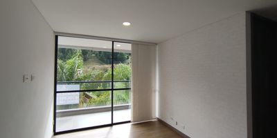 Apartamento en arriendo  Retiro
Apartamento ubicado en la zona de El Retiro, en unidad residencial  El apartamento se encuentra en el piso (3). En el podras disfrutar espacios comodos, amplios y luminosos. Cuenta con 2 habitaciones, 2 bano, 1 vestier, 1 closet , sala-comedor, cocina integral, 1 balcon con excelente vista, 1 parqueadero y zona de ropas.
El edificio ofrece excelentes zonas comunes para el disfrute de toda la familia, juegos infantiles, zonas verdes y porteria con vigilancia 24 horas.
Cuenta con una excelente ubicacion de facil acceso a (transporte publico, colegio,  centro comercial, parroquia, hospital, supermercado, gimnasio, restaurante, entidad bancaria, facil acceso a vias principales), permitiendote estar cerca de todo lo que necesitas.