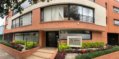 ARRENDAMOS  apartamento en Barrio Bella Suiza;  Conjunto ALBERT, Edificio Albert, tres alcobas, dos baños, encortinado. Dos garajes, depósito. Pisos en madera laminada. Alcoba principal con walking closet, chimenea a gas. linda vista, terraza comunal BBQ,  buenas vías de acceso, novena, séptima, cerca a la universidad el bosque, chapa de seguridad,... Contacto y cita Previa.. Robert Esparza 32221019181....... Jacqueline Martin 3118982171...... Inmobiliaria Carlos Durán y Asociados...... Contáctanos también por WhatsApp Instagram.....: inmobiliaria_carlosduran WWW.INMOBILIARIACARLOSDURAN.CO...... Aseguramos con Libertador, Sura, Fianza Inmobiliaria Bogota,....... Pregúntenos por el VIDEO de la propiedad,......... www.inmobiliariacarlosduran.co......... INMOBILIARIA CARLOS DURÁN Y ASOCIADOS