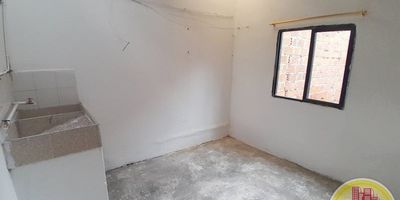 Código: 10656. 3° Piso en edificación de 3 pisos. Acceso al inmueble: Directo a la vía y escalas, alcoba, baño, cocineta sencilla, cuenta con balcón compartido con los otros apartamentos. No se permiten mascotas, NO se permite el consumo de sustancias psicoactivas, el acueducto y la energía son prepagos, entregar inmueble pintado.