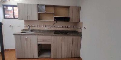 Descubre este cómodo apartamento en el sector Aragón, municipio de San Antonio de Prado, una zona tranquila y con excelente acceso a servicios esenciales. Ubicado en un segundo piso, ofrece 60 m² bien distribuidos, ideales para quienes buscan practicidad y buena ubicación.

Cuenta con 2 habitaciones amplias, cada una con su respectivo clóset; 2 baños funcionales; sala-comedor con excelente ventilación; y una cocina integral con red de gas, perfecta para el día a día. Sus pisos en cerámica brindan facilidad de limpieza y un ambiente fresco. Aunque no dispone de parqueadero ni cuarto útil, el apartamento destaca por su aprovechamiento del espacio y su cercanía a la Iglesia Limonar, un punto de referencia clave en la zona.

Ubicado en estrato 3, es una opción ideal para quienes desean vivir en un entorno residencial, bien comunicado y con todo lo necesario a pocos minutos.
Código: S1545

 
