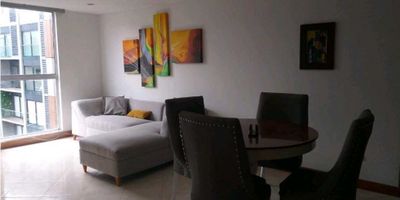 RAIZ CUADRADA INMOBILIARIA RENTA AMOLIO APARTAMENTO EN LA AVENIDA CIRCUNVALAR Este hermoso apartamento para alquiler está ubicado en una de las zonas más exclusivas de Pereira, ofreciendo un estilo de vida moderno y sofisticado. Con una superficie total de 95 metros cuadrados, sin duda, un espacio amplio y confortable para vivir en familia.

Este apartamento cuenta con 2 alcobas, perfectas para aquellos que buscan una mayor privacidad en su hogar. Los 2 baños, uno de ellos en la habitación principal, brindan comodidad y practicidad a los residentes. Además  cuenta con un balcón, ofreciendo una vista panorámica de la zona y permitiendo la entrada de luz natural, creando un ambiente acogedor y agradable.

La cocina integral y de estilo americano, cuenta con todo lo necesario para cocinar y almacenar alimentos de manera eficiente. Equipada con electrodomésticos modernos, esta cocina se convierte en el lugar ideal para preparar deliciosas comidas. Además, su diseño contemporáneo la convierte en un espacio perfecto para reunirse en familia y con amigos.

Entre las características externas de este apartamento, encontramos un ascensor que facilita el acceso y la movilidad de los residentes, especialmente para aquellos que necesitan desplazarse con facilidad. Además, su cercanía con centros comerciales y una variedad de restaurantes, brinda la posibilidad de disfrutar de las mejores opciones de entretenimiento y gastronomía de la zona.

La presencia de garaje, parques cercanos y una portería con vigilancia las 24 horas del día, brindan seguridad y tranquilidad a los residentes, permitiéndoles disfrutar de un estilo de vida cómodo y seguro. Asimismo, su ubicación en una zona comercial ofrece una variedad de opciones para hacer compras y acceder a servicios básicos sin tener que desplazarse grandes distancias.

En resumen, este increíble apartamento para alquiler en Colombia ofrece todas las comodidades y servicios necesarios para vivir una vida moderna