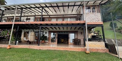 Lote de 5.000 mts huerta,platanera y terreno para cultivar, Entrada privada ,  casa 500 metros , ubicada en la vereda el Diamante, 15 kilometros de Dapa mall. 

Primer piso: Sala con chimenea, comedor , familia room con chimenea , cocina americana , tres habitaciones , dos baños. 

Segundo piso: sala de televisor , tres habitaciones, tres baños , balcones alrededor de la casa .
Cancha de Baloncesto y futbolito