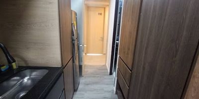 En North Point, una de las zonas más exclusivas de Bogotá, te espera este apartaestudio de 32 m² con posibilidad de arriendo amoblado o desocupado. Cuenta con habitación separada por división, cocina integral con múltiples muebles superiores e inferiores, además de prácticos muebles en pared falsa. baño, zona de ropas y sala comedor. El conjunto ofrece terraza BBQ, gimnasio al aire libre y cubierto, sala de juegos con mesa de billar y ping pong, y un coworking con oficinas privadas y comunitarias.
Un espacio versátil para vivir o trabajar con estilo.