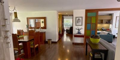 VIVIR CON ELEGANCIA NATURAL, EN UN ENTORNO QUE RESPIRA BIENESTAR. APARTAMENTO EN VENTA EN EL BARRIO LINDARAJA, VIVE O INVIERTE EN UNA ZONA RESIDENCIAL TRANQUILA Y SEGURA RODEADA DE PARQUES, A WALKING DISTANCE DE EL CC BULEVAR NIZA, CAFÉS, SUPERMERCADOS Y EXCELENTES VÍAS DE ACCESO COMO AVBOYACA Y AV CLL127. UN HOGAR PENSADO PARA QUIENES BUSCAN ESPACIO, LUZ NATURAL Y DISEÑO FUNCIONAL. CUENTA CON 3HABITACIONES AMPLIAS E ILUMINADAS, LA PRINCIPAL CON WALK-IN CLOSET, MAS UNA DE SERVICIO, 2 BAÑOS MAS UNO SOCIAL, SALA DE ESTAR CON CHIMENEA, COMEDOR, ESTUDIO AMPLIO INDEPENDIENTE, COCINA INTEGRAL LINEAL CON ACABADOS AAA, ZONA DE ROPAS, BALCÓN Y TERRAZA PRIVADA, INTEGRANDO CADA AMBIENTE CON UNA ARMONÍA ÚNICA Y UNA ARQUITECTURA CÁLIDA Y ACOGEDORA, AMENITIES COMO GIMNASIO, SALÓN SOCIAL, ZONA BBQ Y SEGURIDAD 24/7. TODO LO QUE HACE DE ESTE APARTAMENTO UN LUGAR ACOGEDOR Y EXCLUSIVO. ¡CONTÁCTANOS Y HAZ TUS SUEÑOS REALIDAD! ADRIANA BLANCO INMOBILIARIA.