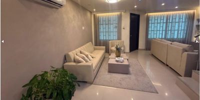 Esta hermosa casa se encuentra en una excelente zona más de Barranquilla. Con una amplia área privada de 120 M2, esta propiedad ofrece todo el espacio y la comodidad que tu familia necesita, cuenta con 3 alcobas, perfectas para que cada miembro de la familia tenga su propio espacio. Además, cuenta con 2 baños completos, para mayor comodidad de todos. El garaje incluido es ideal para mantener tu vehículo seguro y protegido. Entre sus caracteristicas internas ofrece: Admite mascotas, Armarios empotrados, Balcón, Baño en habitación principal, Estudio, Cocina integral, ventanas de doble vidrio que te ayudarán a mantener la temperatura adecuada en el interior de la casa y a reducir el ruido exterior, Habitación de servicio con su baño.
Características externas:  Además del garaje incluido, la propiedad cuenta con espacio adicional para que tus visitantes puedan estacionar sus vehículos.
Colegios / universidades, Parques cercanos, Patio, Transporte público cercano: