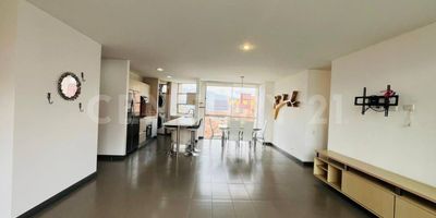 Se arrienda hermoso apartamento en El Poblado, sector Lalinde, un lugar donde la comodidad, la elegancia y las vistas inolvidables se convierten en parte de la vida diaria.
Este hogar ofrece 3 habitaciones, cada una pensada para el descanso, 3 baños, una cocina abierta moderna y funcional, y una sala comedor amplia que se integra con una vista espectacular que realmente enamora.
Cuenta con parqueadero doble lineal, brindando total comodidad, así como portería 24 horas y una unidad completa que complementa la experiencia con espacios diseñados para el bienestar y la tranquilidad.
Un apartamento que combina ubicación, estilo y un entorno privilegiado… perfecto para quienes buscan vivir con altura en uno de los sectores más exclusivos de El Poblado.