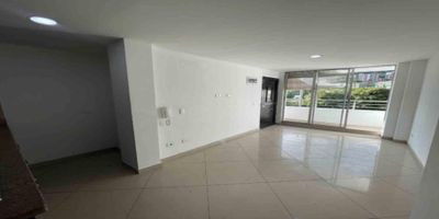 Codigo 29317. Apartamento en arriendo ubicado en Itagui sector Santa MariaCaracterísticas:• 3 habitaciones (principal con baño privado) • 2 baños • Sala–comedor • Estar de alcobas • Cocina abierta integral • Mesón en mármol • Balcón • Patio • Red de gas • Servicios públicos independientes • Piso 3 • Sin ascensorDescripción:Este apartamento en arriendo en Santa María – Itagüí ofrece una excelente combinación entre amplitud, comodidad y proximidad a zonas de comercio y servicios. Su distribución funcional integra sala–comedor, un cómodo estar de alcobas y un balcón que permite una ventilación ideal. Además, cuenta con patio, un valor agregado poco común en la zona.La cocina abierta tipo integral está equipada con cubierta a gas, campana y mesón en mármol, facilitando el día a día. La habitación principal cuenta con closet y baño privado, mientras que las habitaciones auxiliares también disponen de closet y buena iluminación. Un apartamento práctico y versátil para familias o quienes buscan espacios adicionales para estudio o trabajo.Entorno:– Ubicado cerca del Centro de la Moda y la Central Mayorista de Antioquia, dos puntos estratégicos de comercio y movilidad. – Sector residencial con acceso a rutas de transporte público, supermercados y servicios variados. – Zona con excelente conectividad hacia Itagüí, La Estrella, Envigado y Medellín.Nota:El propietario no acepta mascotas Canon: $2.200.000 