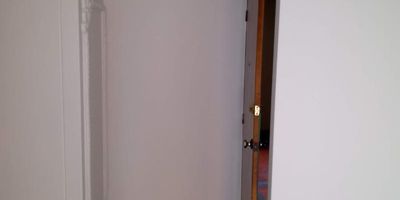 Apartamento al norte de cali en unidad residencial en el barrio brisas de los alamos, ubicado a una cuadra de la avenida principal, ubicado en un tercer piso ingreso por escaleras, consta de sala comedor, tres alcobas con closet una alcoba con baño, baño social, cocina sencilla con gas natural, zonas de oficios con lavadero de ropa con punto para lavadora, pisos en ceramica, parqueadero comunitario. La unidad residencial cuenta con porteria de seguridad con vigilancia 24/7, citofono, zonas verdes con juegos infantiles. administracion incluida *inmueble sujeto a disponibilidad de inventario y cambio de precio*