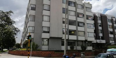 Espectacular apartamento de dos alcobas, dos baños, un garaje, un depósito, Excelente ubicación en vía principal, buen acceso por la Calle 116 y Cra 11. Ubicado en edificio que cuenta con ascensor. Cerca al  C. Comercial Hacienda Santa Bárbara y Unicentro. Vías de acceso  Cll. 116, Cr. 9 y Cr. 7.

No acepta mascotas.