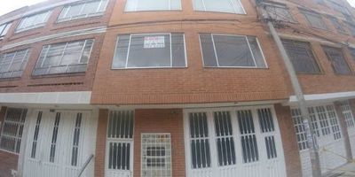 Moderno Apartaestudio en Suba La Campiña Te invitamos a descubrir este acogedor apartaestudio de 39 m, ubicado en la vibrante zona de Suba La Campiña, justo sobre la Avenida Suba. Este espacio contemporáneo es perfecto para quienes valoran la comodidad y la conveniencia en un entorno urbano.Características del Apartaestudio- Espacio Inteligente 39 m cuidadosamente distribuidos para maximizar cada rincón.- Terraza Privada Amplia y perfecta para relajarte al aire libre o recibir a tus invitados en un ambiente acogedor. - Ubicación Estratégica Situado sobre la Avenida Suba, con excelente acceso a transporte público y las principales vías de la ciudad, facilitando tu movilidad. - Entorno Vibrante A pocos pasos de centros comerciales como Subazar, Centro Suba y Plaza Imperial, donde encontrarás una amplia variedad de tiendas, restaurantes y servicios. Este apartaestudio es la opción ideal para profesionales, estudiantes o parejas que buscan un espacio moder