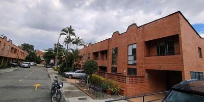 Ubicada en una zona estratégica y residencial, muy cercana al sector de La Mota, a solo cinco minutos del Centro Comercial Arkadia y la Clínica Las Américas, se encuentra esta amplia casa de dos niveles con excelente distribución, iluminación natural y ventilación.En el primer nivel encontrarás un acogedor salón-comedor, un espacio de estudio que también puede adaptarse como alcoba adicional, cocina integral, balcón, zona de ropas y cuarto útil.El segundo nivel dispone de un estudio, tres habitaciones, dos baños, y cada espacio cuenta con su propia ventana, lo que garantiza ambientes frescos y luminosos. Además, la casa tiene tragaluz en el techo, aportando aún más claridad a las áreas internas.La propiedad cuenta con parqueadero doble lineal, fácil acceso a vías principales y está rodeada de servicios comerciales, educativos, deportivos y de transporte. Una excelente oportunidad para quienes buscan comodidad, ubicación y tranquilidad en Belén.