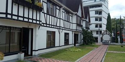 Hermosa casa en conjunto cerrado de tres niveles, ubicada en un sector residencial tranquilo y seguro, con excelente acceso a servicios y entretenimiento. Disfruta de la comodidad de vivir cerca de un centro comercial, restaurantes y zonas de interés, ideal para familias que buscan bienestar y conveniencia. La vivienda ofrece amplios espacios, iluminación natural y un diseño pensado para el confort. Perfecta para quienes desean vivir en un entorno exclusivo, rodeado de tranquilidad y con todas las facilidades a pocos minutos. LUZ MARINA