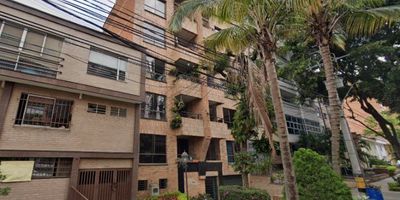Apartamento disponible para arriendo en Medellín sector San Joaquín, edificio con parqueadero privado y puerta eléctrica, excelente ubicación cerca a vías principales lo que facilita su accesibilidad, cercano a rutas de transporte público y zonas comerciales, el apartamento cuenta con 3 alcobas, 3 baños, sala comedor, cocina integral, balcón, acabados minimalistas y modernos, piso en madera natural, excelente luz natural. agenda una visita al 3015989091