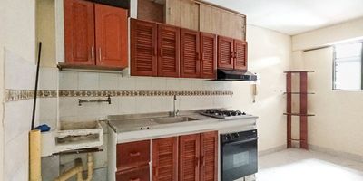 Te ofrecemos este apartamento en arriendo ubicado en el sector de San Joaquín. Este acogedor espacio de 33 mts² aproximados, cuenta con todo lo necesario para tu comodidad: sala comedor, una alcoba y un closets. Disfruta de una cocina integral moderna, un baño cabinado, zona de ropas y piso en cerámica.