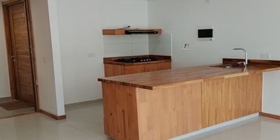 Codigo 29319. Apartamento en arriendo ubicado en Sabaneta sector Vereda San JoseCaracterísticas:• 2 habitaciones (principal con vestier y baño privado) • 2 baños • Sala–comedor • Cocina abierta integral • Zona de ropas • Balcón • Parqueadero sencillo • Cuarto útil • Red de gas • Servicios públicos independientes • Piso 12 • 2 ascensores por torre • Unidad completa con zonas recreativasDescripción:Este apartamento en arriendo en Vereda San José – Sabaneta, ubicado en la unidad Cattleya, se distingue por su iluminación natural, acabados modernos y una excelente vista hacia zona verde. Su sala–comedor con salida al balcón crea un ambiente perfecto para disfrutar del entorno tranquilo y la amplitud del espacio.La habitación principal cuenta con vestier, baño privado y pisos en madera laminada, mientras que la habitación auxiliar incluye closet y el mismo estilo de acabados cálidos. La cocina abierta tipo integral, equipada con cubierta a gas y campana, se integra armoniosamente con la zona de ropas. Un apartamento ideal para quienes buscan comodidad, modernidad y buena conectividad dentro del sector inmobiliario de Sabaneta.Entorno:– Cerca de la Universidad CEIPA en Vereda San José. – Sector residencial en crecimiento, rodeado de naturaleza y con fácil acceso a rutas de transporte. – Zona tranquila con excelente valorización por nuevos desarrollos y proyectos educativos.Zonas comunes:Portería 24 horas, lobby, parque infantil, salón de juegos para niños, salón social, piscina para adultos, piscina para niños, sauna, turco, zonas verdes y parqueadero de visitantes. Una unidad completa, ideal para disfrutar en familia y brindar calidad de vida.Nota:El propietario acepta mascotas. Canon: $2.550.000 