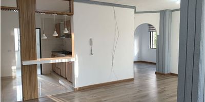 Te presentamos esta increíble oportunidad de adquirir un apartamento en una de las ciudades más prósperas de Colombia, Armenia, ubicado en el departamento de Quindío. Con un área de terreno de 94 M2 y una construcción de la misma medida, este inmueble te ofrece espacio y comodidad en un solo lugar. Además, cuenta con una distribución interna de 2 alcobas y 2 baños, incluyendo un baño en la habitación principal para mayor privacidad.

Dentro de las características internas de este apartamento, podrás encontrar que admite mascotas, ideal para aquellos que desean compartir su hogar con sus fieles compañeros. Además, cuenta con un baño auxiliar para mayor comodidad de tus visitas, así como una biblioteca/estudio para aquellos que necesiten un espacio para trabajar o estudiar desde casa.

Esta propiedad también cuenta con calentador y citófono/intercomunicador, brindándote así seguridad y confort en tu día a día. Los clósets en las habitaciones te ayudarán a mantener tus pertenencias organizadas y la cocina integral te permitirá preparar tus platos favoritos con facilidad, gracias a su diseño funcional.

Otro beneficio de este apartamento es que cuenta con gas domiciliario y una zona de lavandería, facilitando tus tareas del hogar. El piso laminado en todo el inmueble le da un toque moderno y elegante, además de ser muy fácil de mantener.

Las características externas de este apartamento también son impresionantes, ya que cuenta con acceso pavimentado y está en una zona cercana a centros comerciales, facilitando tus compras y entretenimiento. También está ubicado cerca de la zona urbana, lo que te dará acceso a una amplia oferta de servicios y comercios.

Otro beneficio para ti y tu familia es que este apartamento está cerca de colegios y universidades, permitiéndoles a tus hijos tener una excelente educación. Además, cuenta con garaje propio y transporte público cercano, brindándote opciones para moverte por la ciudad con facili