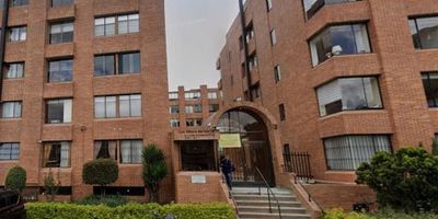 Se arrienda hermoso apartamento ubicado en el el barrio Colina Campestre, con un área aproximada de 80 m, este inmueble de un solo nivel ofrece amplios espacios, excelente iluminación y una distribución funcional. Cuenta con sala-comedor con chimenea, cocina integral a gas, zona de ropas, tres habitaciones con clóset, dos baños con calentador a gas. Pisos en cerámica, garaje cubierto sencillo No. 26. El conjunto residencial ofrece vigilancia 247, salón comunal, ascensor, zona de niños y parqueadero para visitantes, brindando un ambiente seguro y tranquilo. se encuentra en una ubicación privilegiada cerca de la Calle 135 y la Carrera 58, con acceso a transporte público, servicios y zonas comerciales. Es una excelente opción para quienes buscan confort, Canon mas admon, para más información comuníquese con la ejecutiva comercial lina ramos al celular yo whatsapp 3187078140 o al correo lina.ramosinmobiliariasaliadas.com