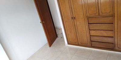 Amplio e iluminado apartamento dúplex, primer nivel sala comedor, cocina integral con estufa a gas, zona de lavandería, dos alcobas con amplios closet y un baño principal.
Segundo nivel un espacio para estudio, alcoba principal con closet y baño, un cuarto con balcón, pisos en cerámica, deposito, parqueadero privado en linea.
Acceso a vías principales como la carrera 7, transporte publico, tiendas de barrio, parques, gimnasios, centros comerciales.
Vigilancia de caseta 24 horas.