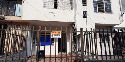 ¡Descubre tu próximo hogar en el barrio Nueva Floresta!
Este sencillo apartamento en alquiler, en segundo piso. Al entrar, te recibe un aplio antejardin y de alli una acogedora sala comedor, un espacio ideal para compartir momentos en familia y amigos. La cocina, aunque sencilla, es práctica. Cuenta con dos confortables habitaciones. Un baño, en el patio encuentras la zona de oficios incluye un lavadero de ropa y punto para lavadora.
La ubicación es un gran plus, situado frente a la Autopista Suroriental, una de las principales vías de la ciudad, lo que te garantiza un rápido acceso a diversas zonas de Cali, facilitando tus desplazamientos diarios, ya sea para ir al trabajo o para disfrutar de las atracciones cercanas.
Este apartamento es perfecto para quienes buscan un espacio cómodo, práctico y bien ubicado, en un barrio que combina tranquilidad con acceso a todo lo esencial. ¡Haz de este lugar tu próximo hogar y vive la comodidad que te mereces!