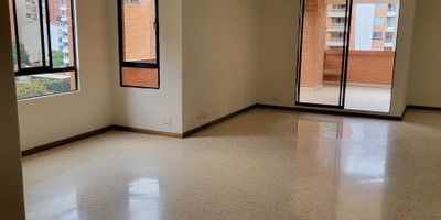 ¿Te antojas de un tintico con una tortica en La Miguería de Laureles ? ¡Un "caza'o" perfecto, como decimos los paisas! ¡Este apartamento a la venta queda en este sector! Un lugar que seguro vas a disfrutar compartir con tu familia. Y más que una zona privilegiada en calidad de vida y bienestar, este apartamento también cuenta con portería las 24 horas; es de gran apoyo para las gestiones que surgen en tu día a día y seguridad para tus hijos. La estación más cercana de metro Medellín es Suramericana. Todo lo demás que requieras conocer, con gusto atenderemos tu requerimiento. Por ahora lo que te podemos decir, es que es el lugar perfecto para ti.